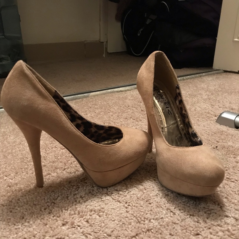 Nude pumps